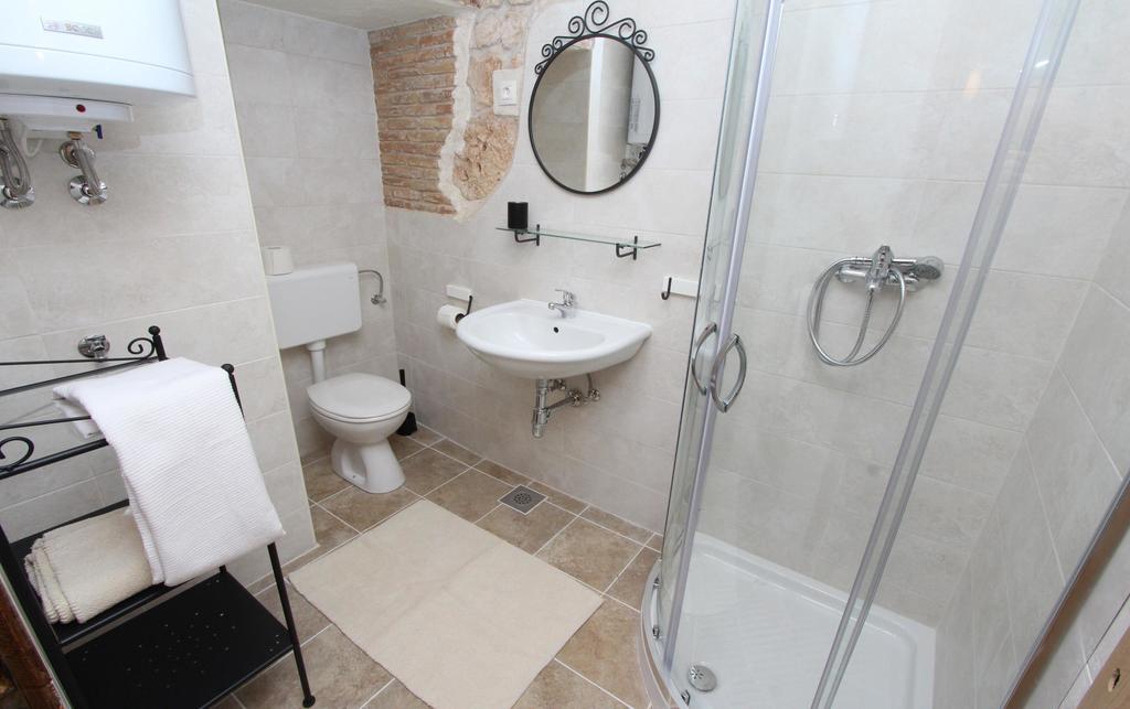 Apartments Midea 2 Ровінь Номер фото